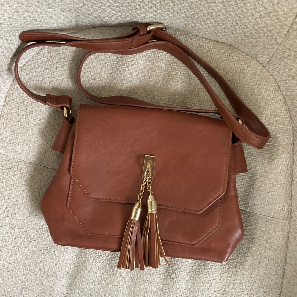 Tan Leather Crossbody Bag Tassel Detail & lots of Pockets - Adjustable Strap 👜